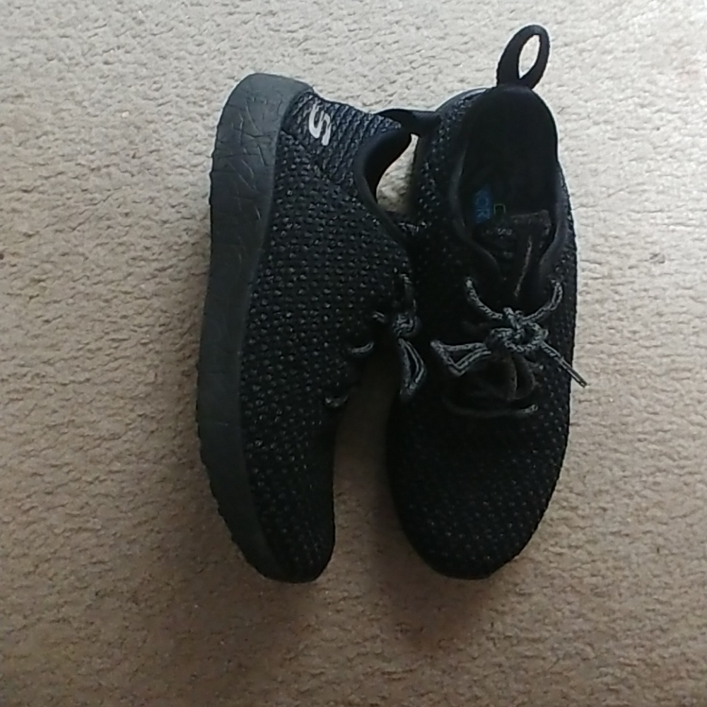 All black sketchers shoes